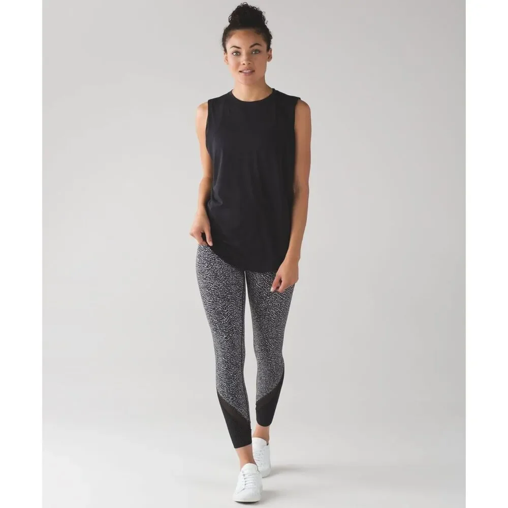 Lululemon • Wunder‎ Under Laser Cut Studio Crop Leggings • Size 8 • Black/White